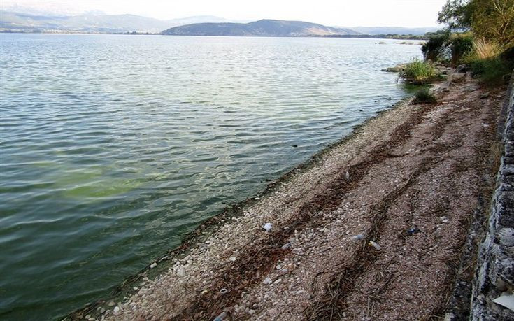 «Στέγνωσε» η λίμνη των Ιωαννίνων – Αποκαλύφθηκε ο πυθμένας της [εικόνες]